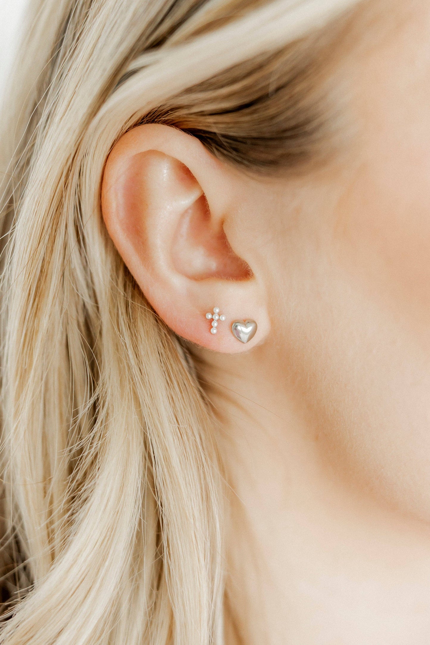 LINNY CO - Screwback Stud Earrings - Clara Cross Pearl