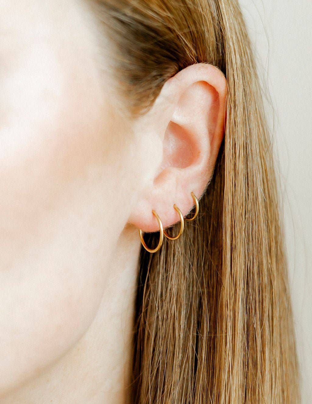 LINNY CO - Huggie Infinity Hoop Earrings - Ava Gold 12mm