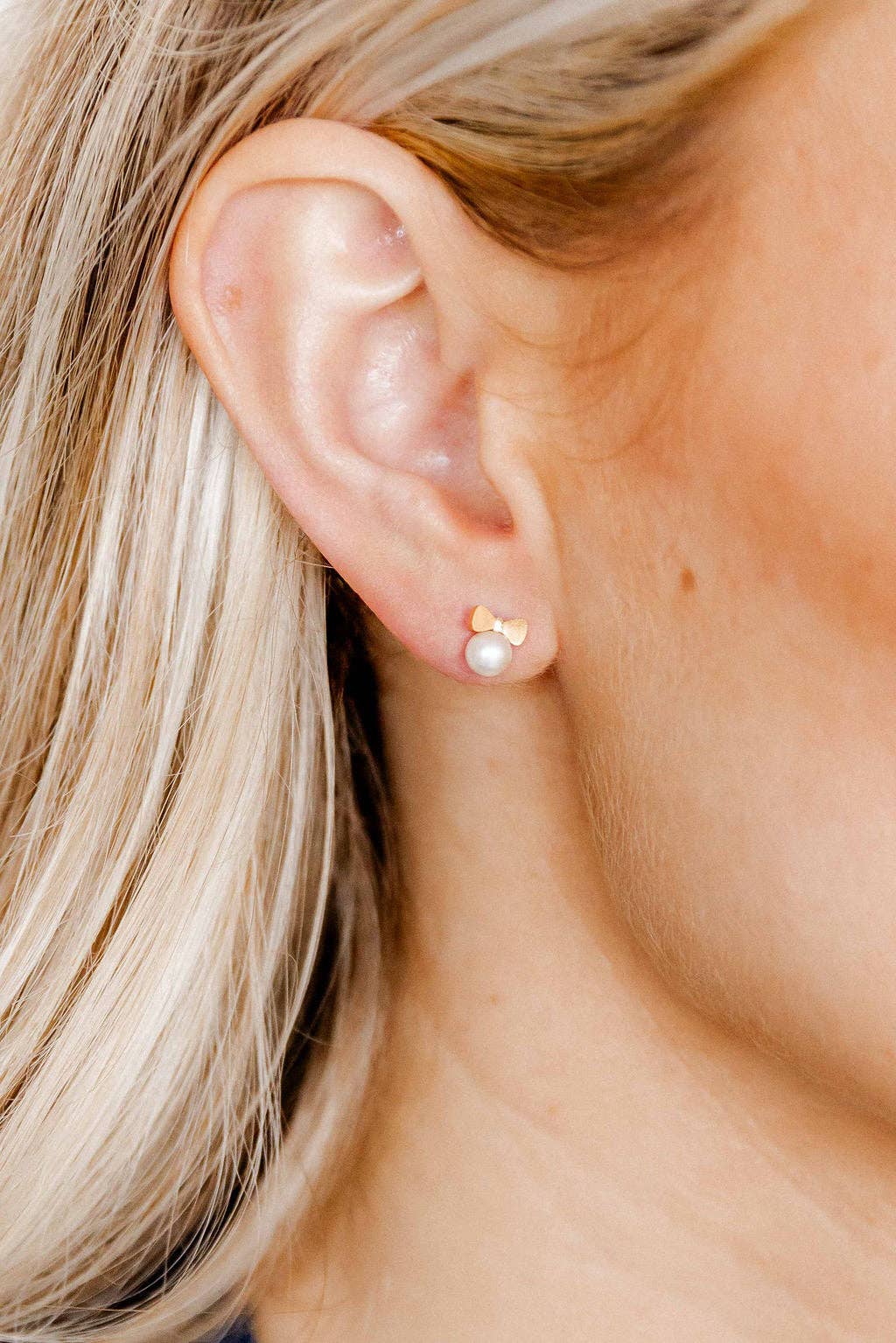 LINNY CO - Screwback Stud Earrings - Heidi Pearl Bow