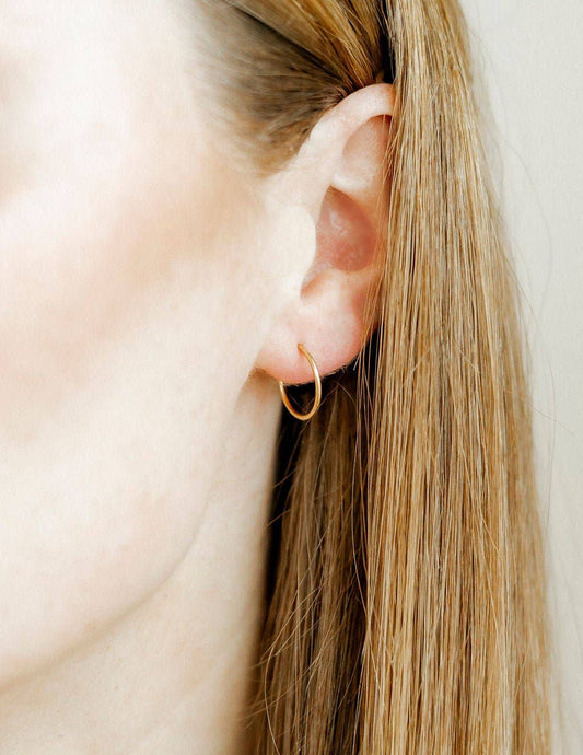 LINNY CO - Huggie Infinity Hoop Earrings - Ava Gold 12mm
