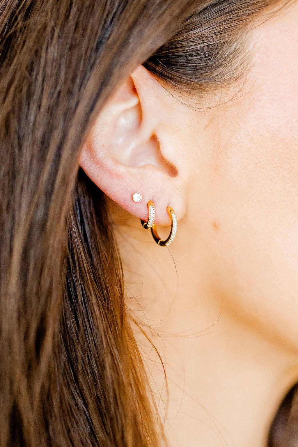 LINNY CO - Huggie Earrings - Scarlett Hoop Gold 8mm CZ