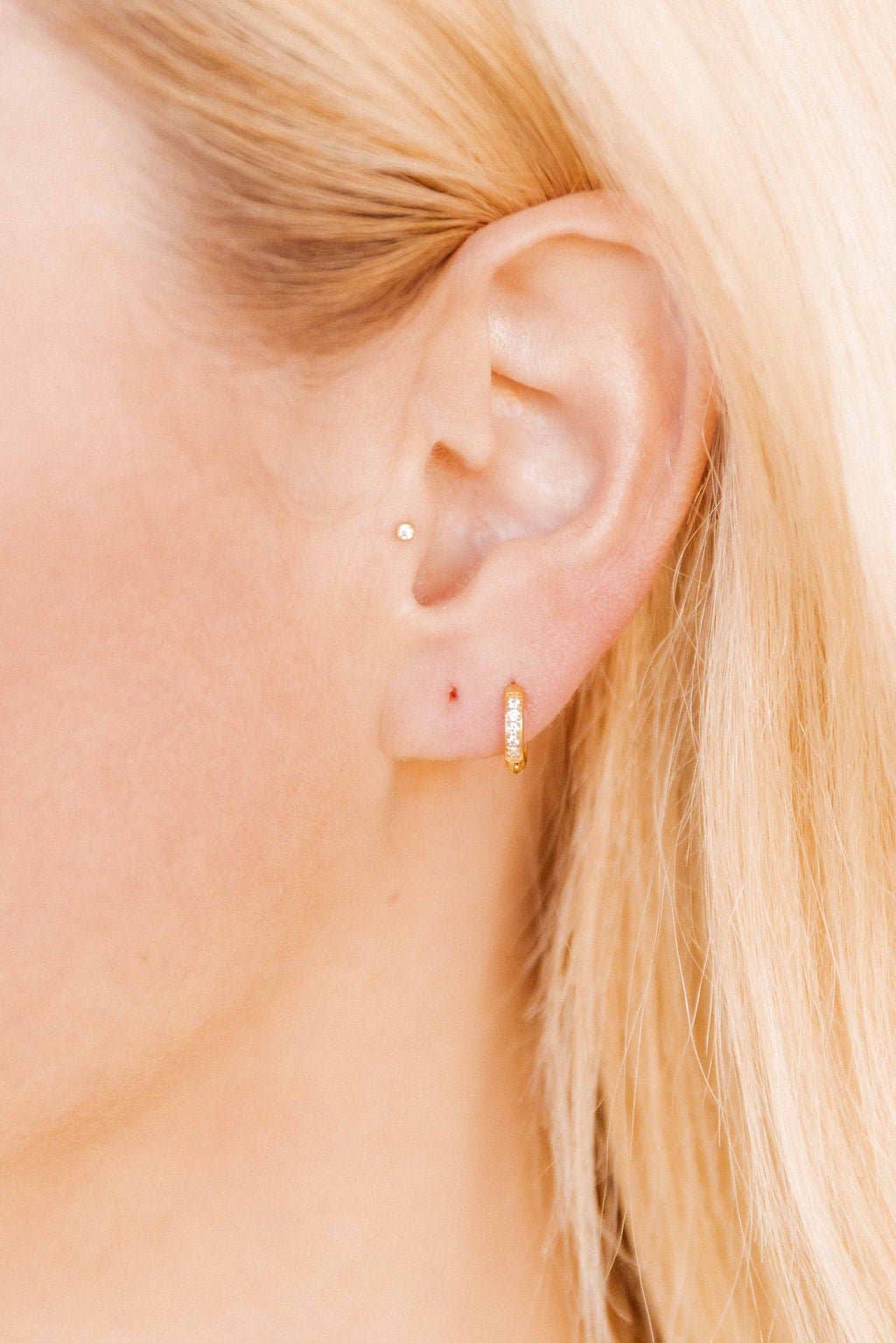 LINNY CO - Huggie Earrings - Scarlett Hoop Gold 8mm CZ