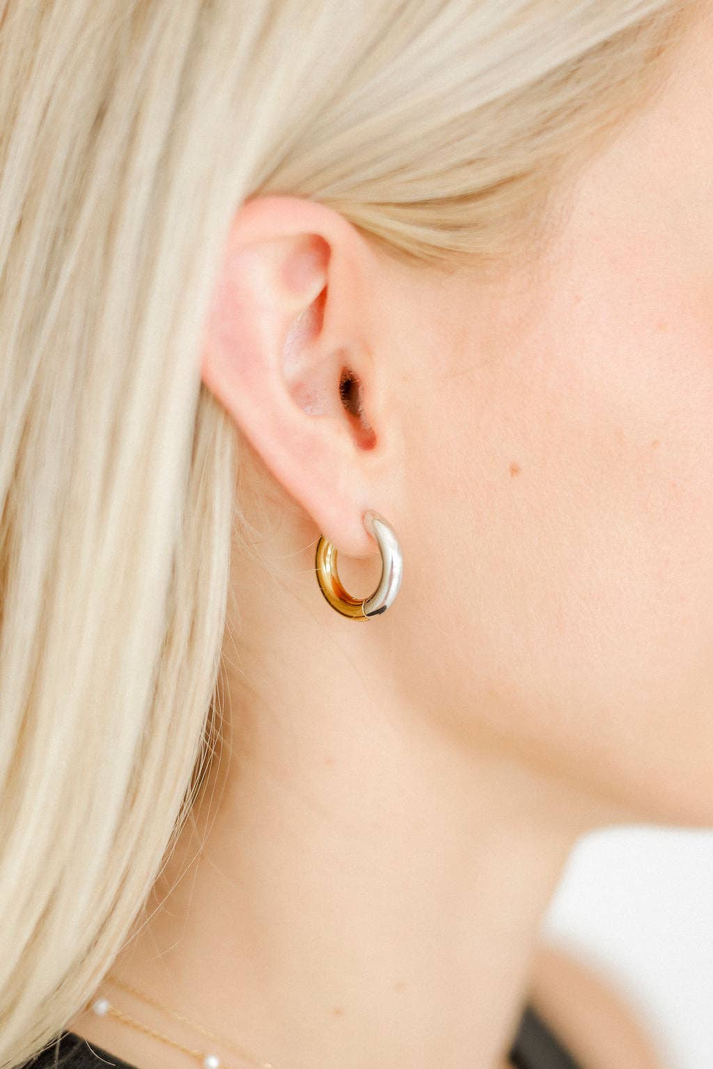 LINNY CO - Huggie Earrings - Scarlett Hoop Two-Tone 12mm