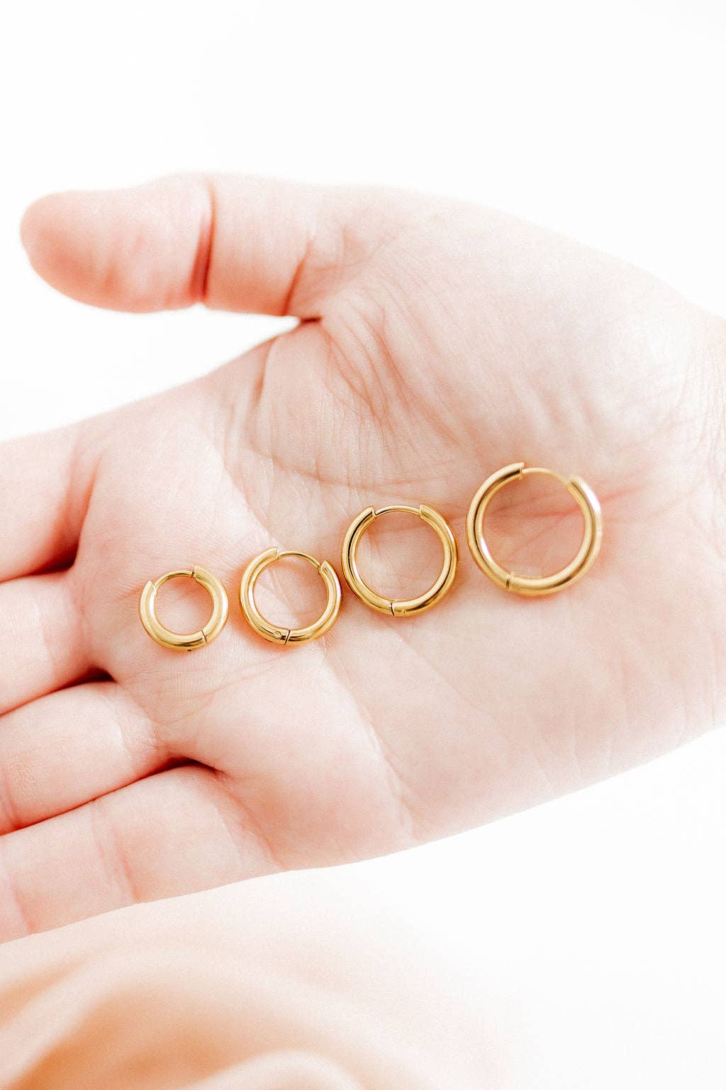 LINNY CO - Huggie Earrings - Scarlett Hoop Gold 14mm