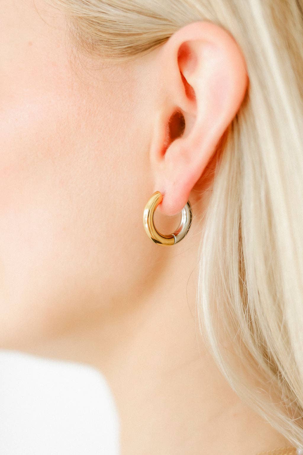 LINNY CO - Huggie Earrings - Scarlett Hoop Two-Tone 12mm
