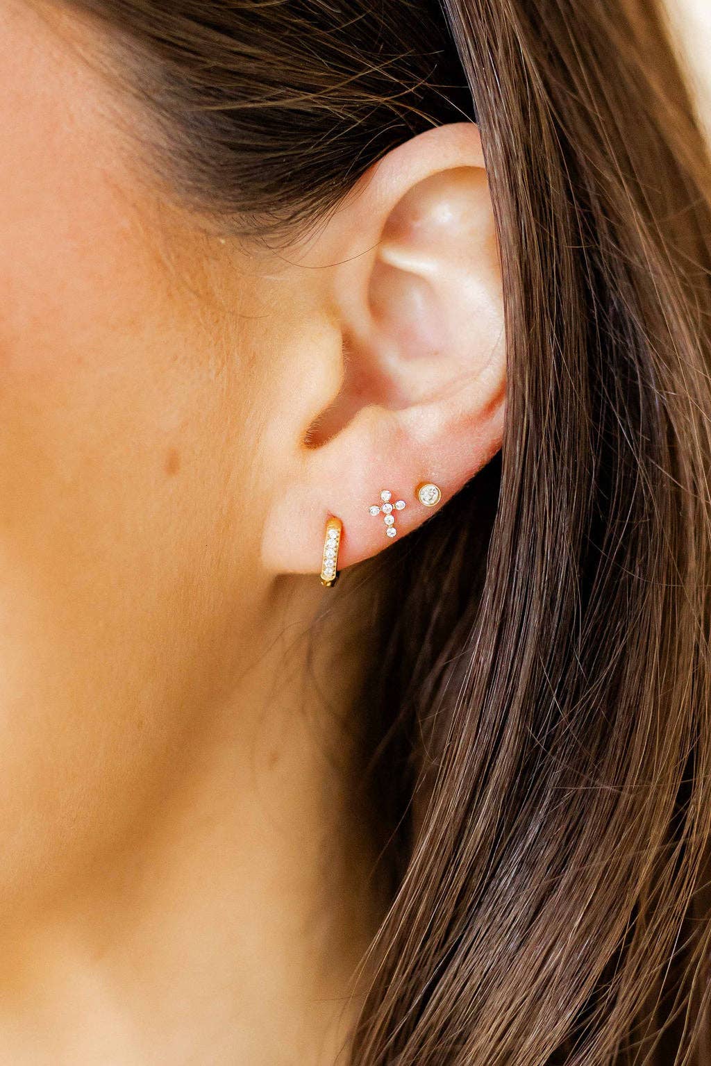 LINNY CO - Huggie Earrings - Scarlett Hoop Gold 8mm CZ