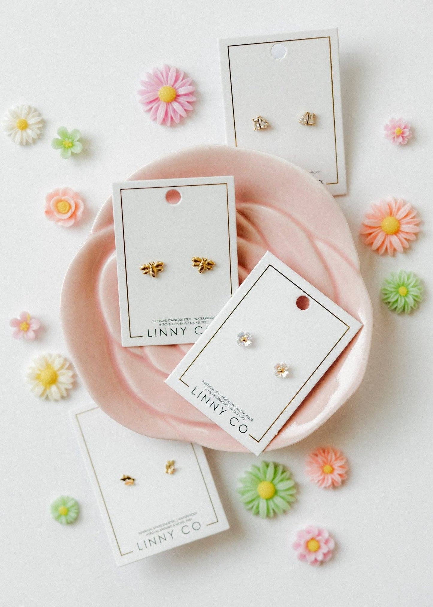 LINNY CO - Screwback Stud Earrings - Bumble Bee