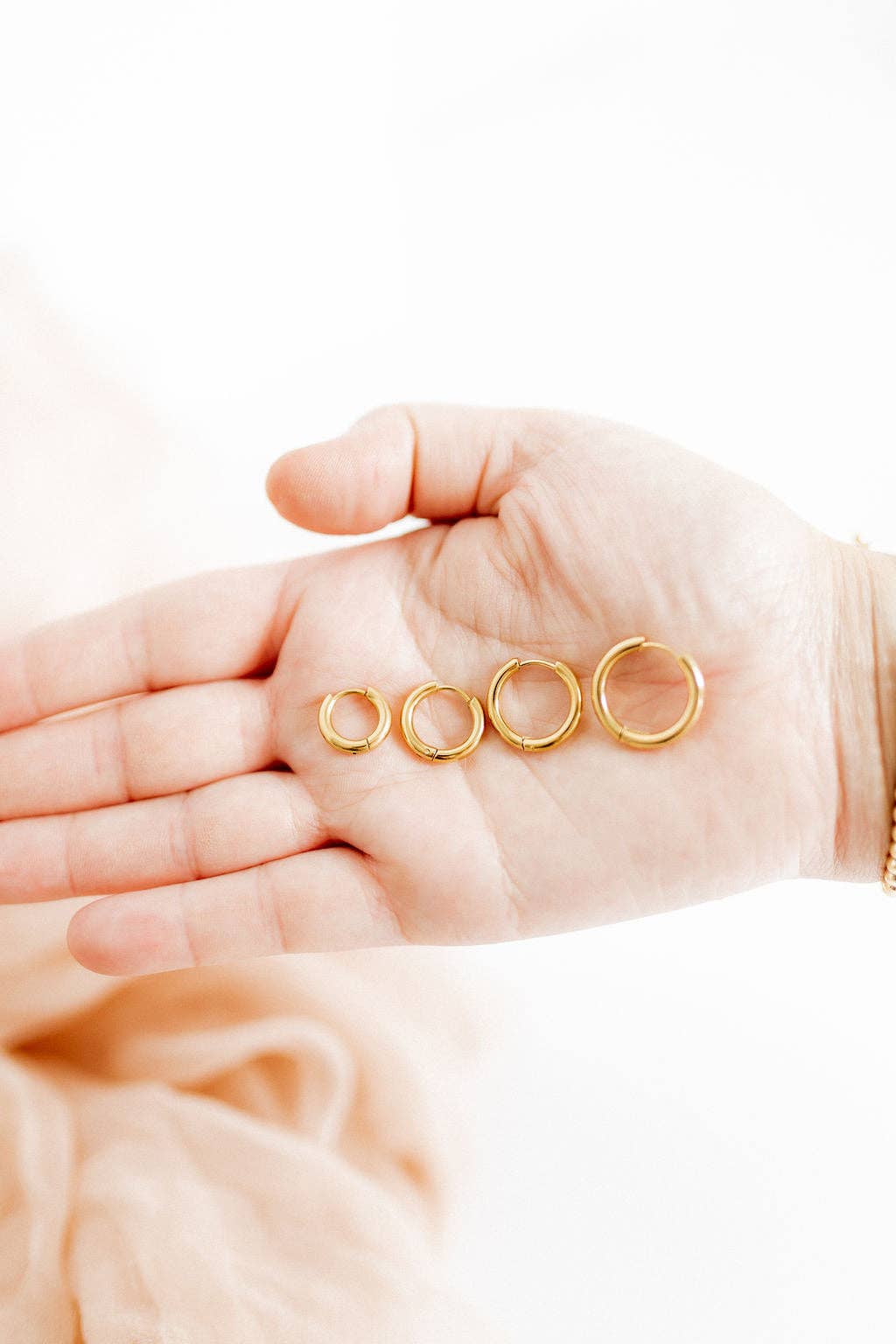 LINNY CO - Huggie Earrings - Scarlett Hoop Gold 14mm