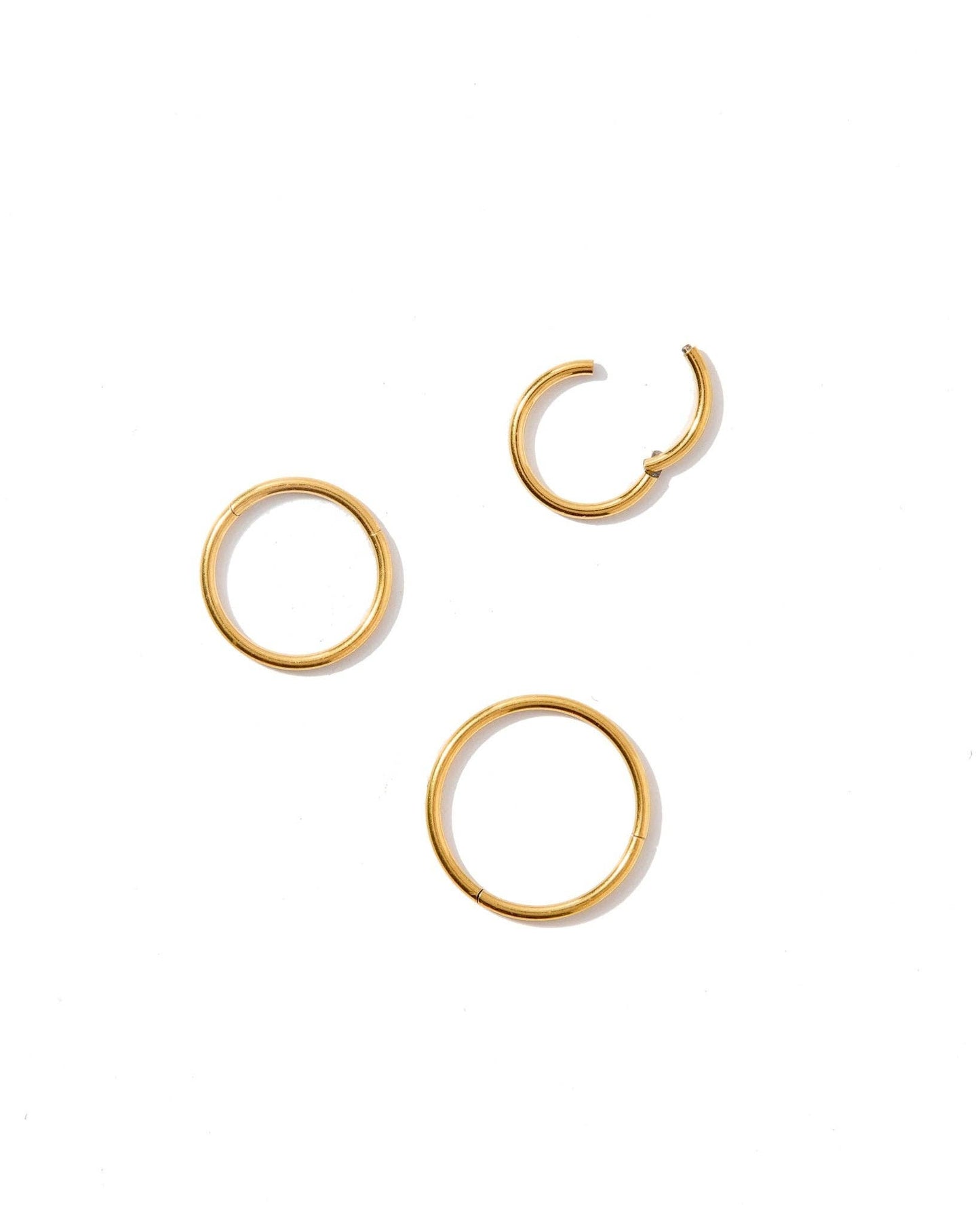 LINNY CO - Huggie Infinity Hoop Earrings - Ava Gold 12mm
