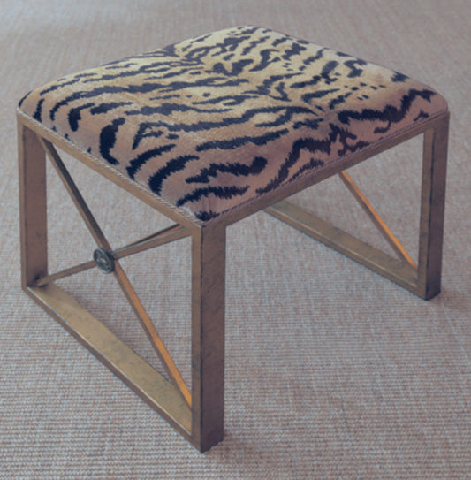 The Medallion Gold Single Bench is shown with Scalamandre's chic
"Le Tigre Natural" velvet