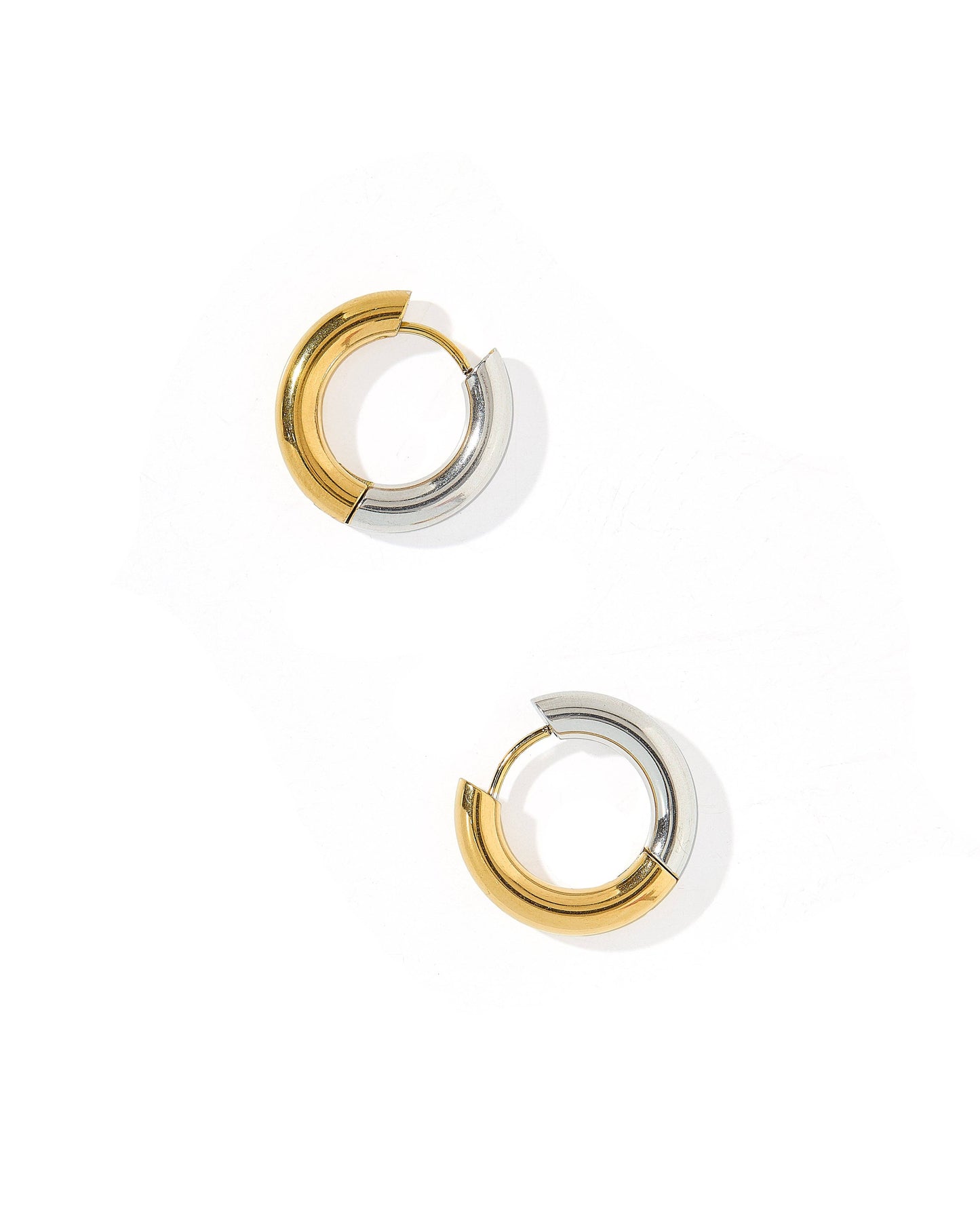 LINNY CO - Huggie Earrings - Scarlett Hoop Two-Tone 12mm
