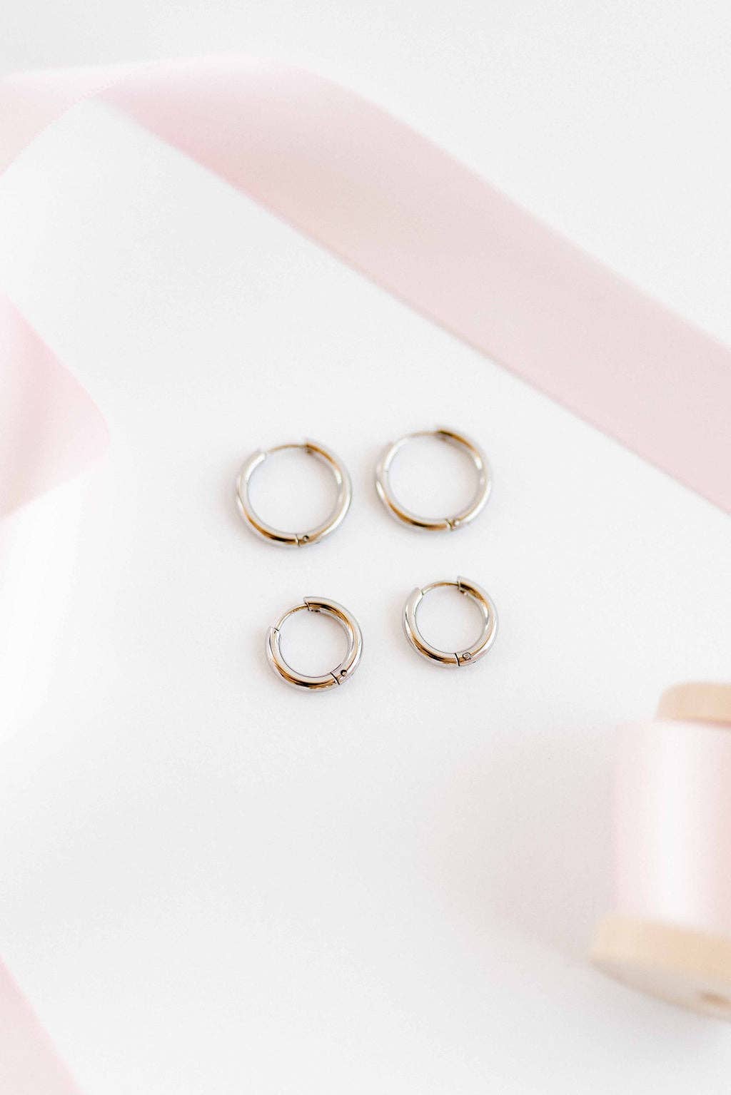 LINNY CO - Huggie Earrings - Scarlett Hoop Silver 14mm