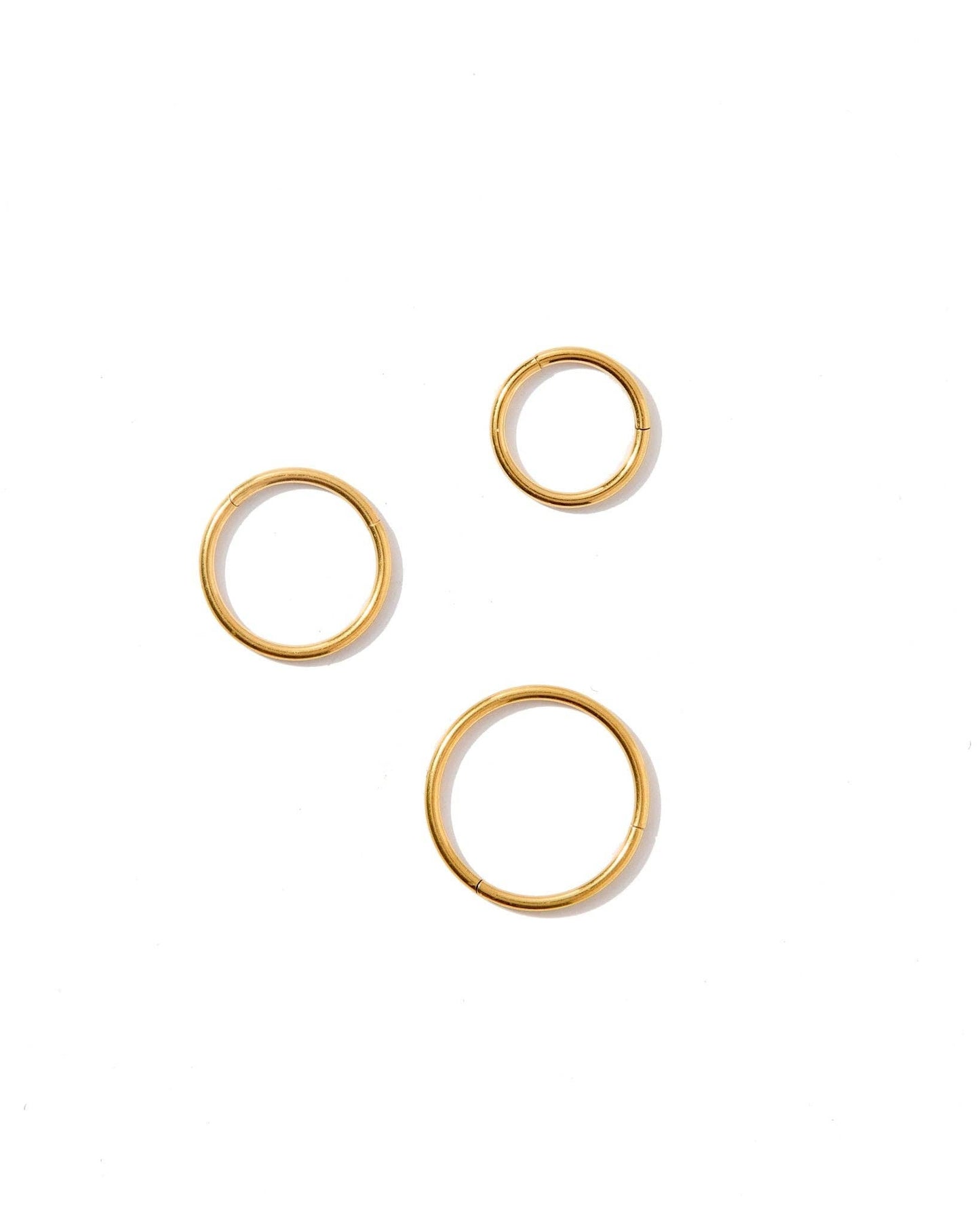 LINNY CO - Huggie Infinity Hoop Earrings - Ava Gold 12mm