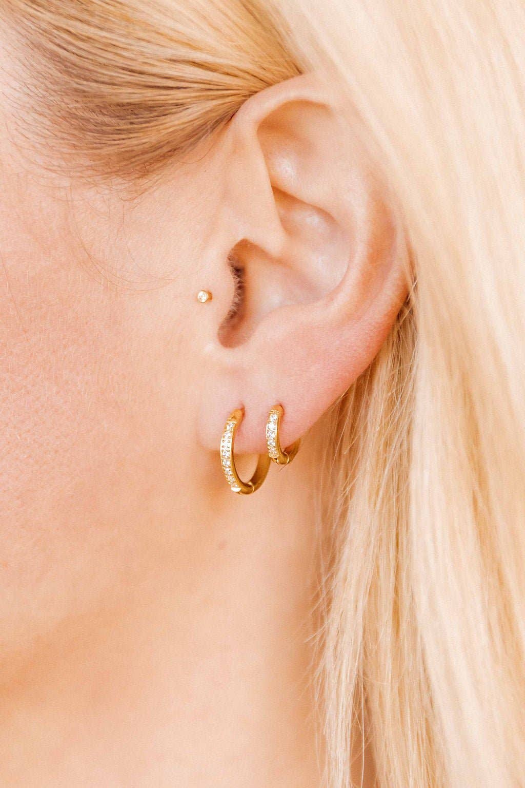 LINNY CO - Huggie Earrings - Scarlett Hoop Gold 8mm CZ
