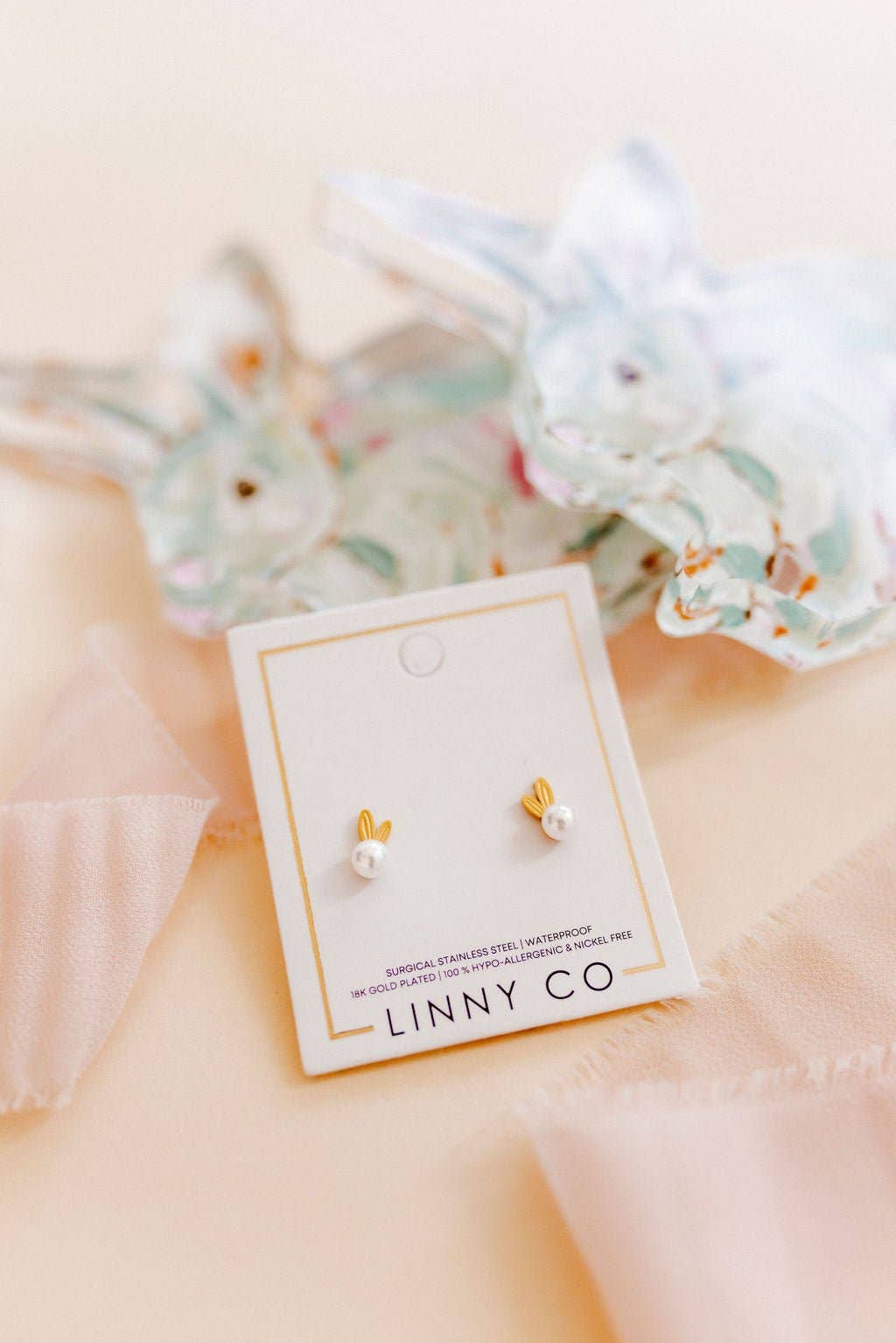 LINNY CO - Screwback Stud Earrings - Heidi Pearl Bunny