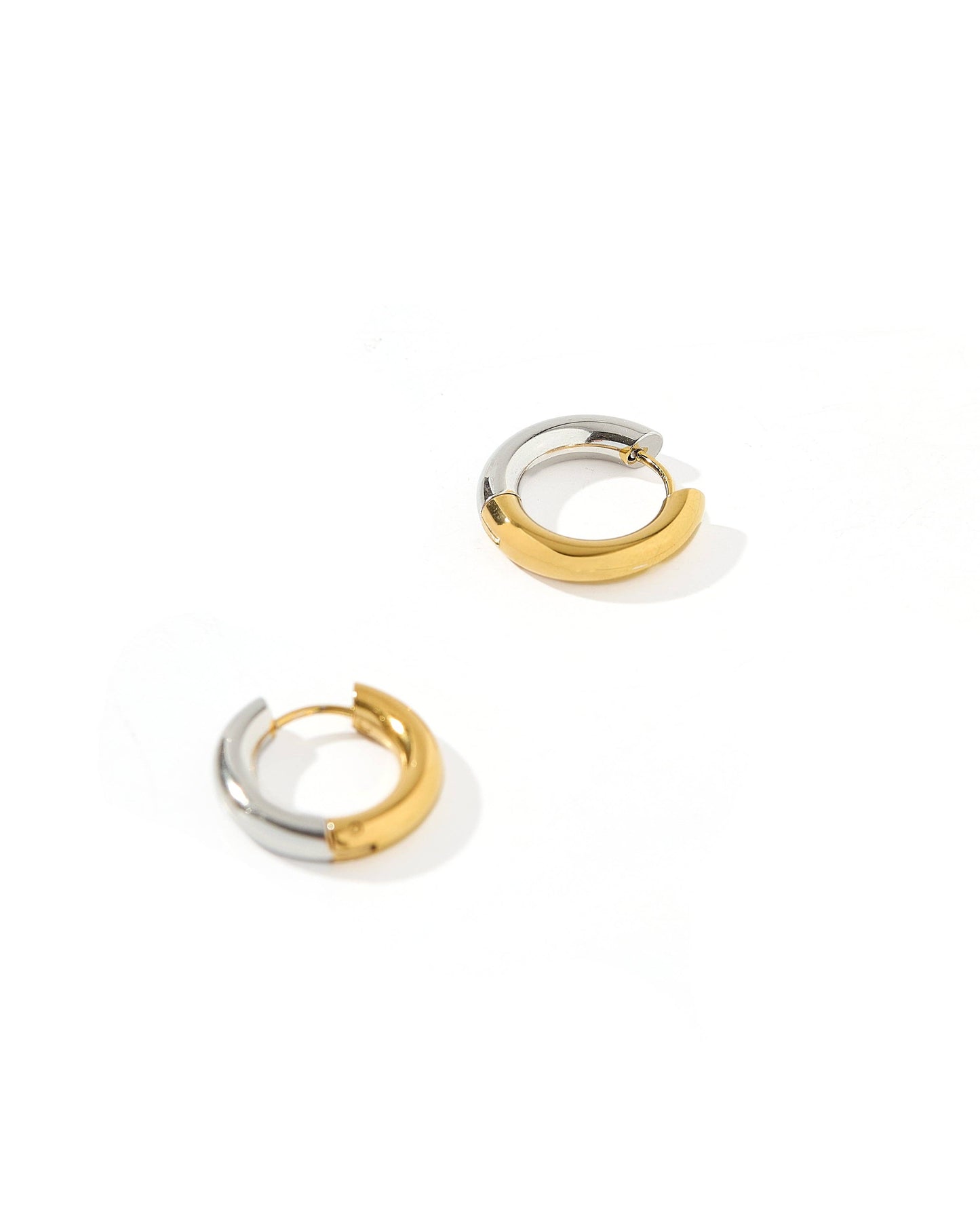 LINNY CO - Huggie Earrings - Scarlett Hoop Two-Tone 12mm
