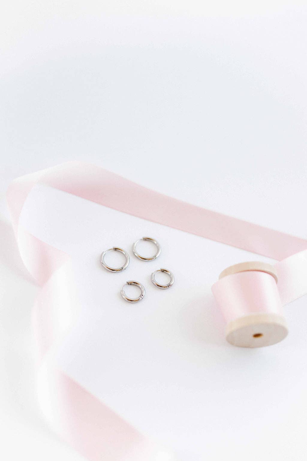 LINNY CO - Huggie Earrings - Scarlett Hoop Silver 14mm