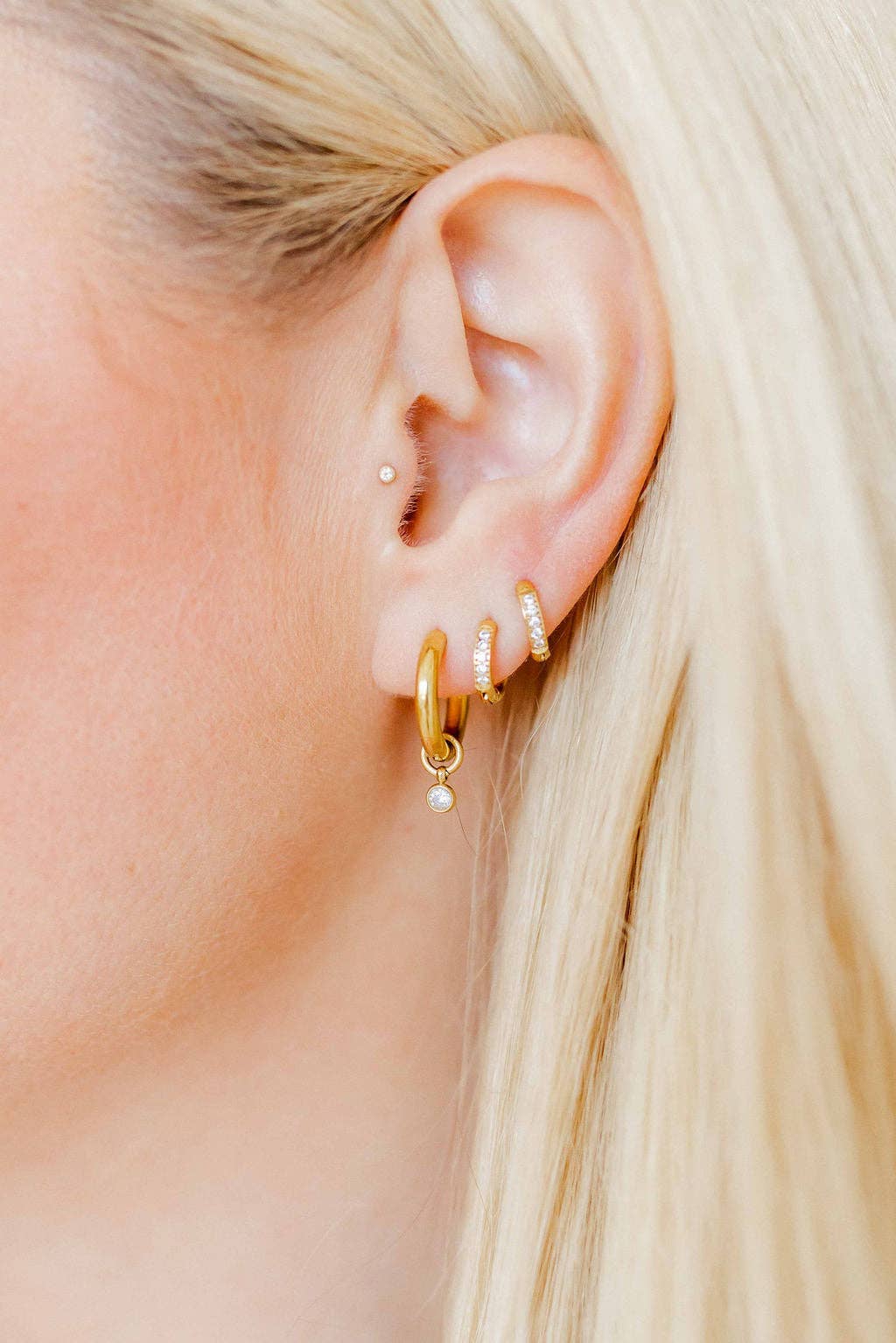 LINNY CO - Huggie Earrings - Scarlett Hoop Gold 8mm CZ