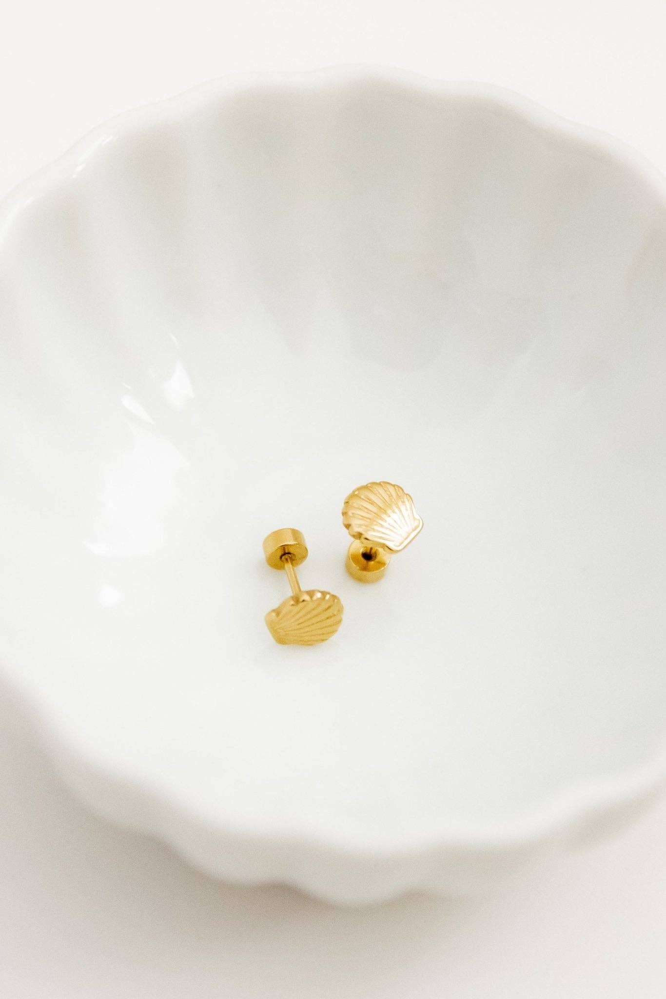 LINNY CO - Screwback Stud Earrings - Marina
